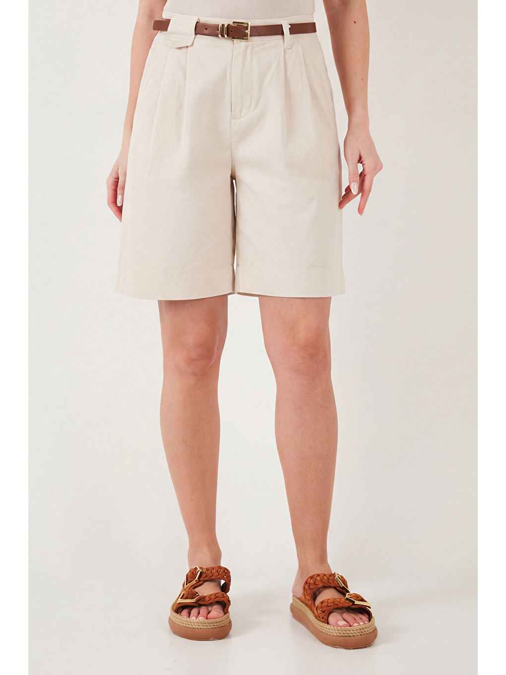 Bej Pamuklu Loose Fit Pileli Kemerli Bermuda Şort 668YP5439-3