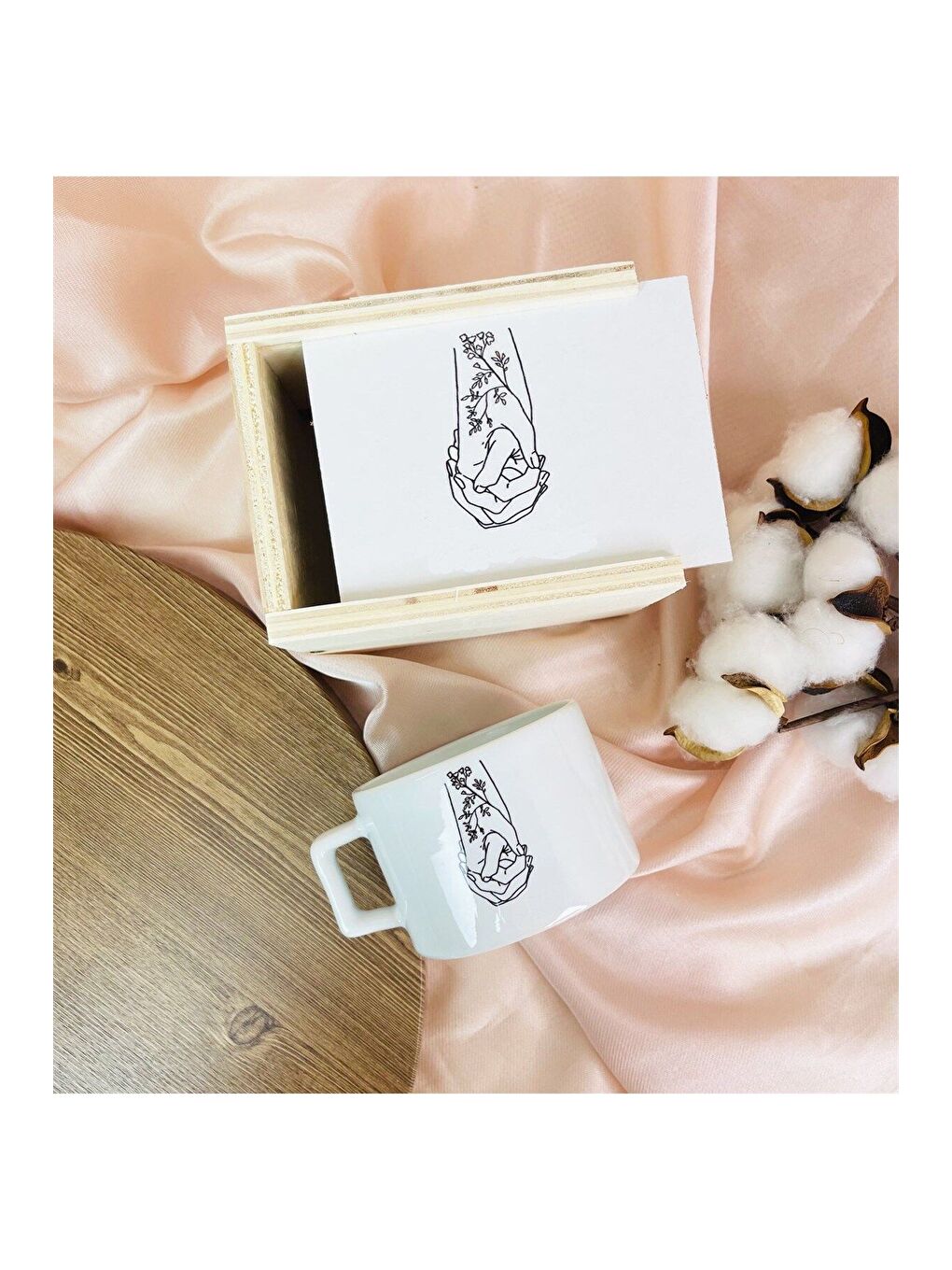 Karışık El Ele Aşıklar Tasarımlı Kutulu Kupa