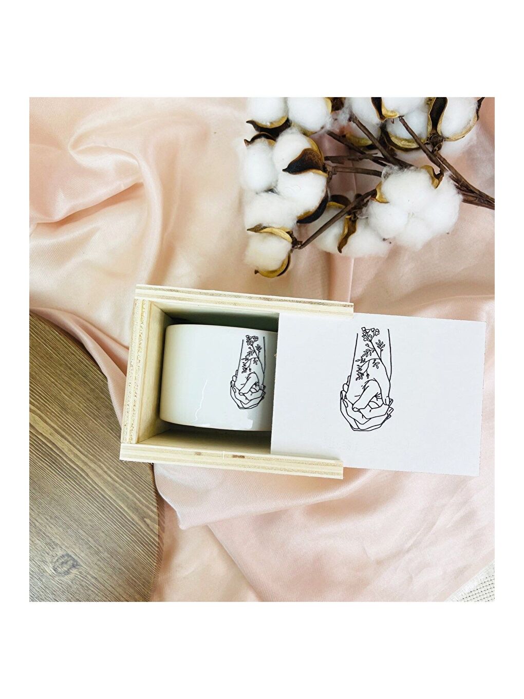 Karışık El Ele Aşıklar Tasarımlı Kutulu Kupa-1