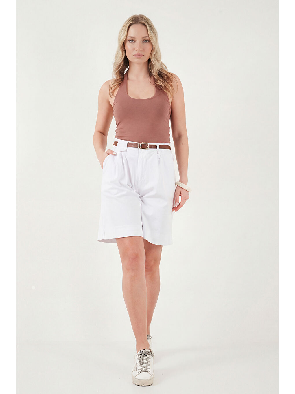 Beyaz Pamuklu Loose Fit Pileli Kemerli Bermuda Şort 668YP5439-1