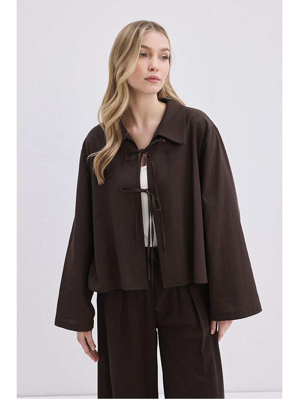 Kahverengi İsabel Yakalı Bağlamalı Gömlek Kahve-4