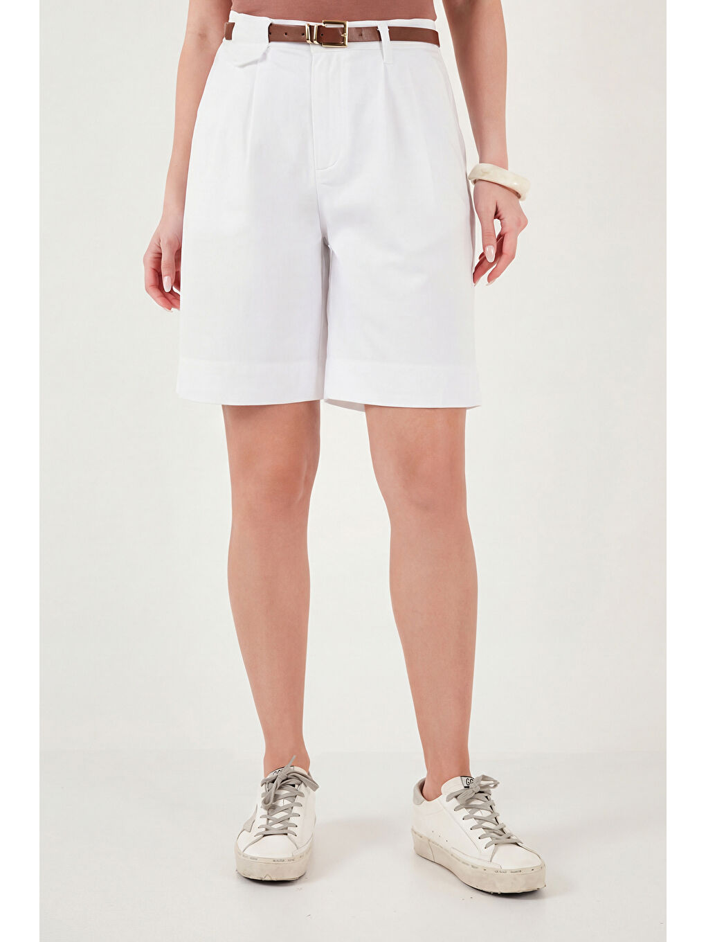 Beyaz Pamuklu Loose Fit Pileli Kemerli Bermuda Şort 668YP5439-2