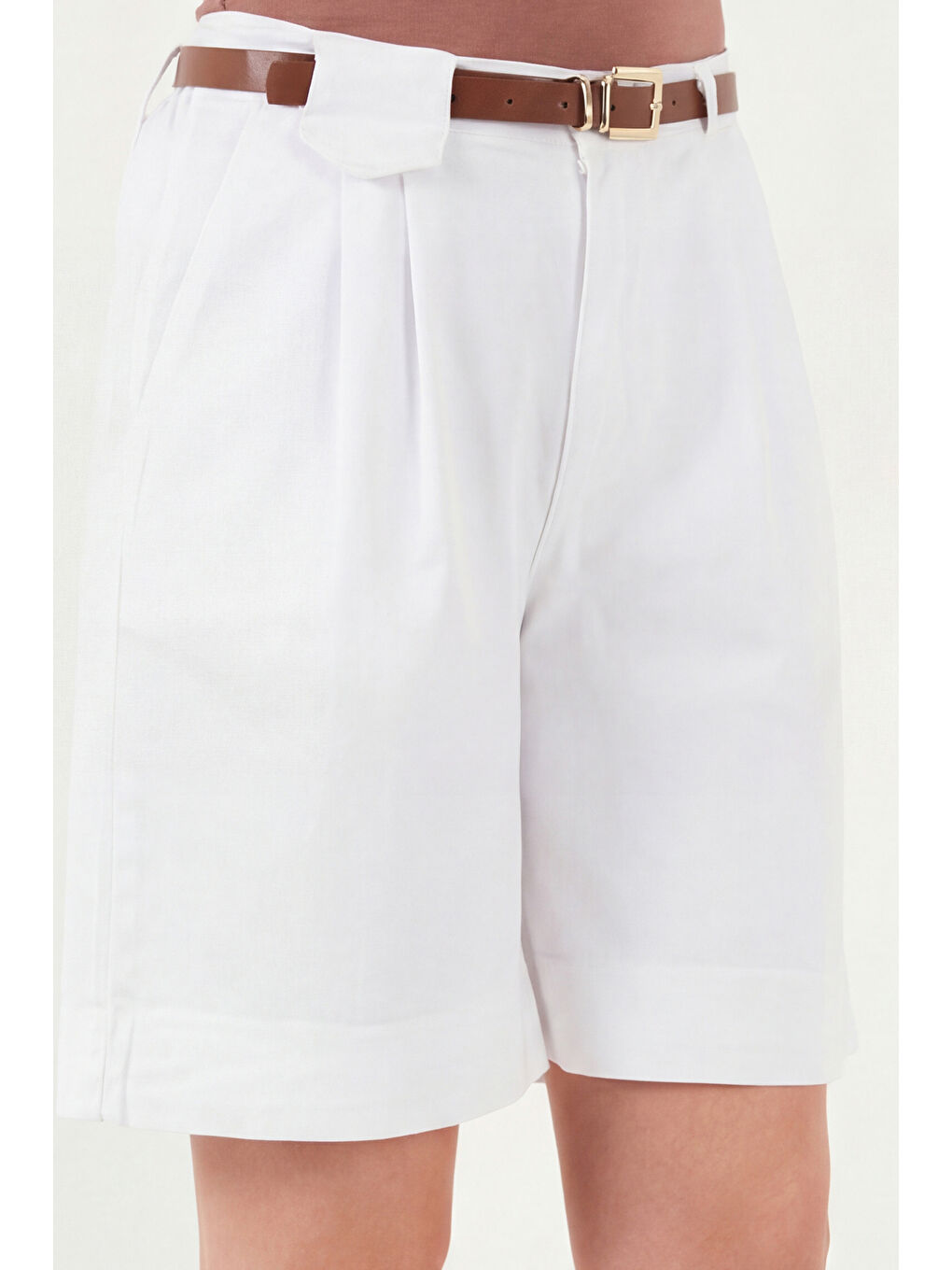 Beyaz Pamuklu Loose Fit Pileli Kemerli Bermuda Şort 668YP5439-3