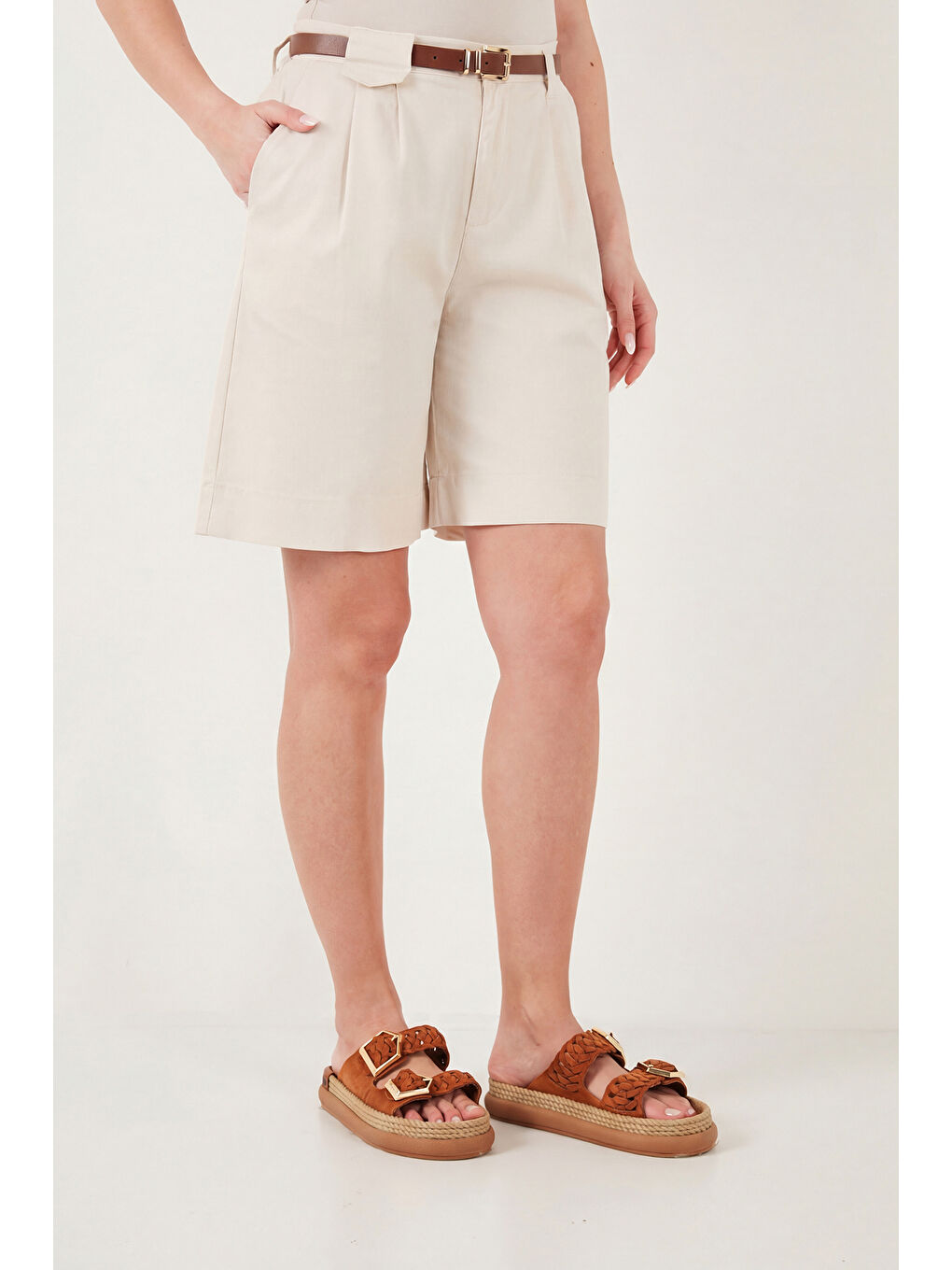 Bej Pamuklu Loose Fit Pileli Kemerli Bermuda Şort 668YP5439-4