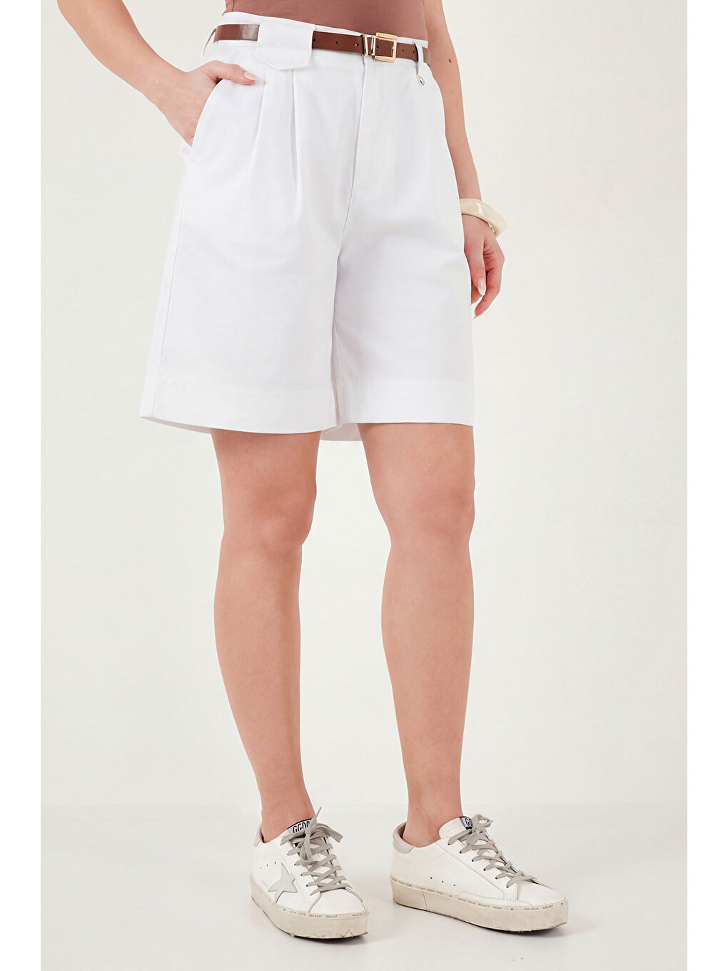 Beyaz Pamuklu Loose Fit Pileli Kemerli Bermuda Şort 668YP5439-4