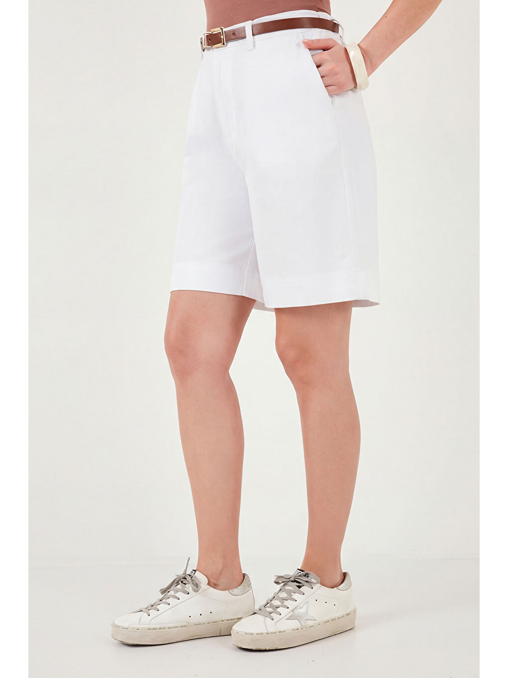 Beyaz Pamuklu Loose Fit Pileli Kemerli Bermuda Şort 668YP5439-5