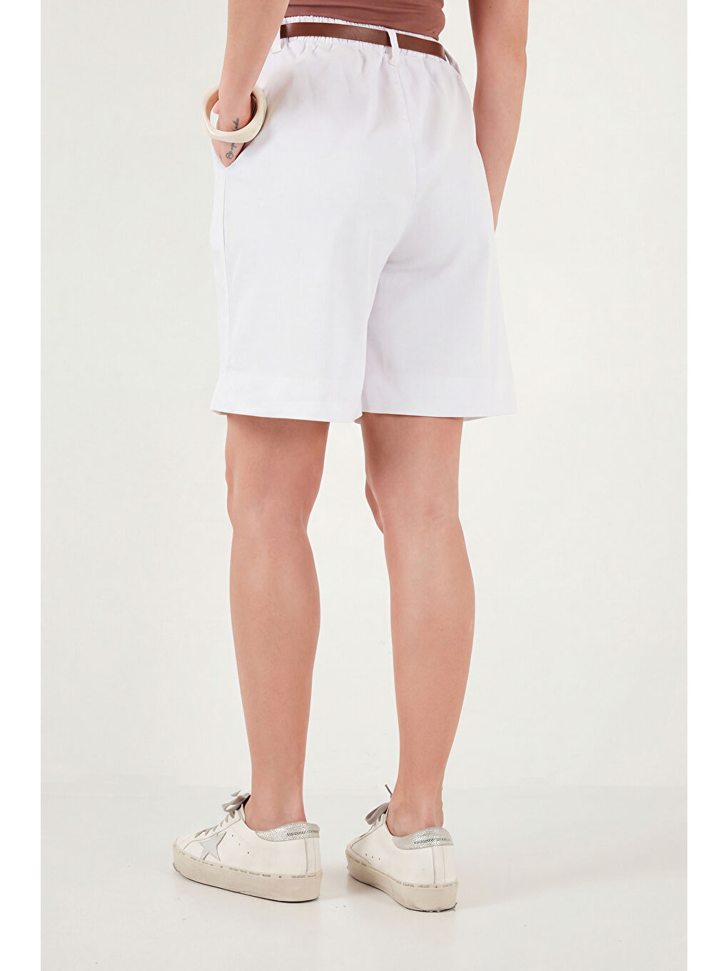 Beyaz Pamuklu Loose Fit Pileli Kemerli Bermuda Şort 668YP5439-6
