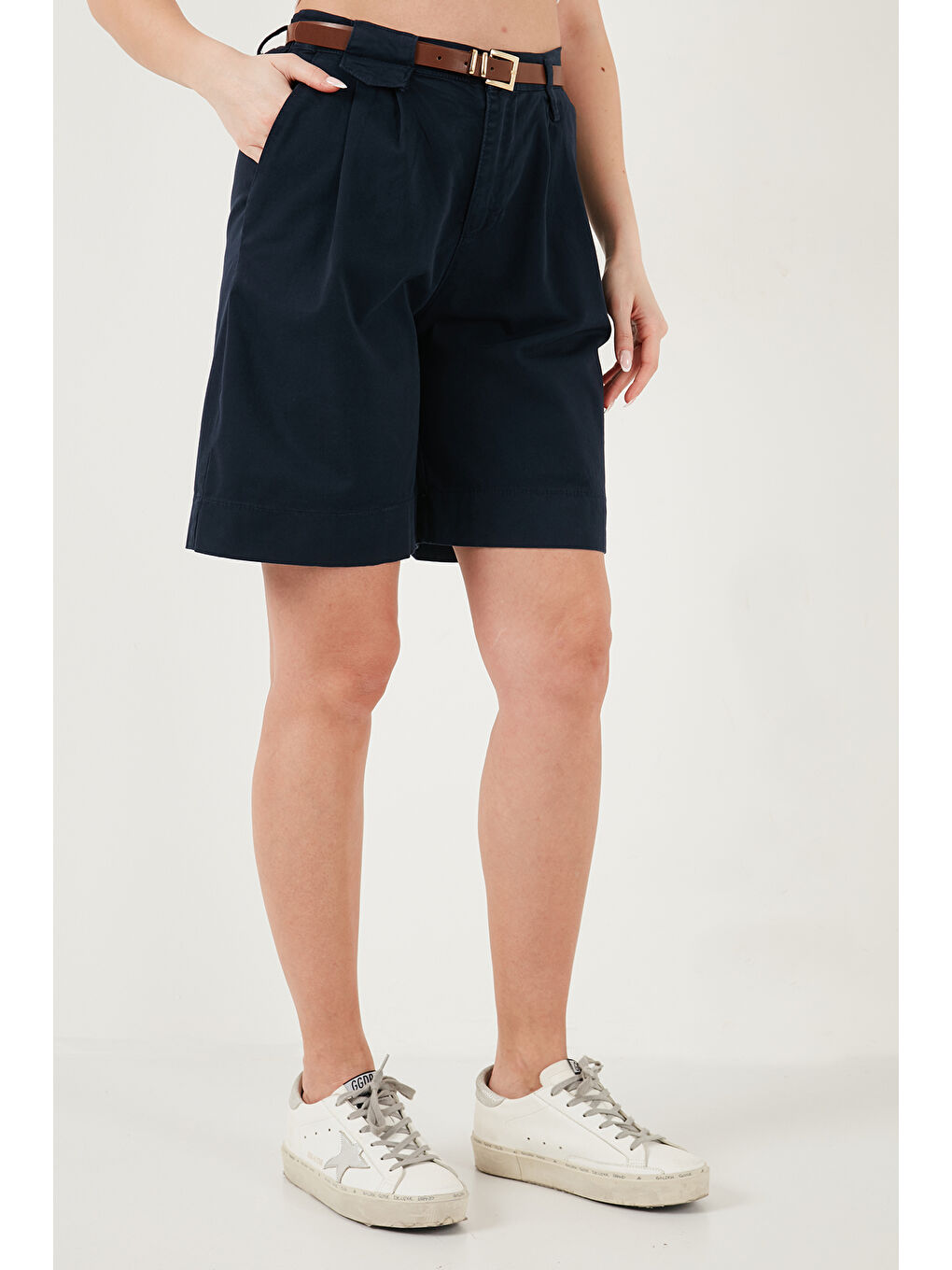 Lacivert Pamuklu Loose Fit Pileli Kemerli Bermuda Şort 668YP5439-3