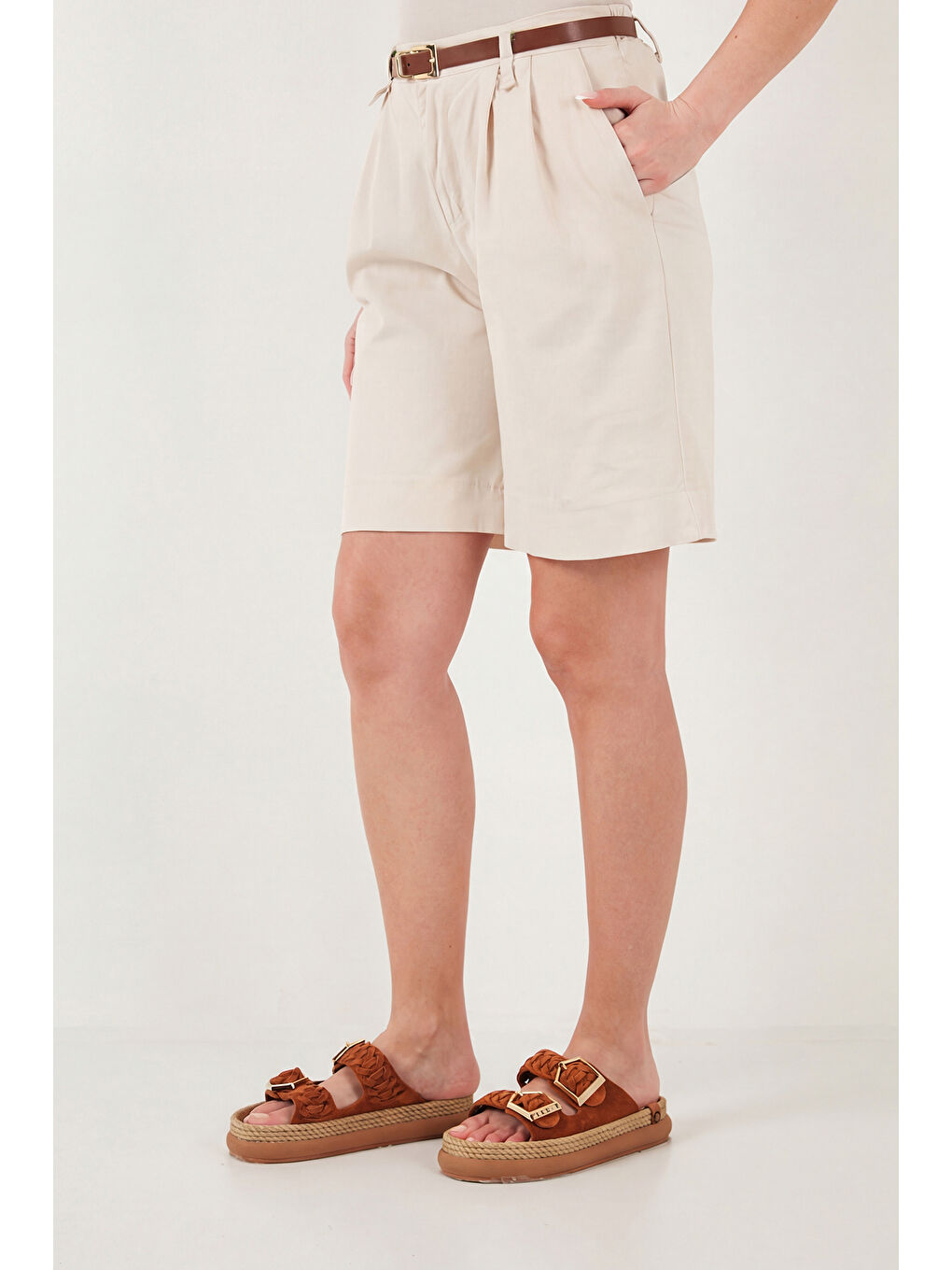 Bej Pamuklu Loose Fit Pileli Kemerli Bermuda Şort 668YP5439-5