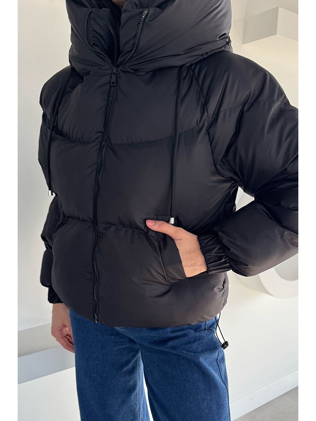 Siyah Kadın Kapüşonlu İç Astarlı Bilek Ve Bel Lastikli Şişme Mont-1