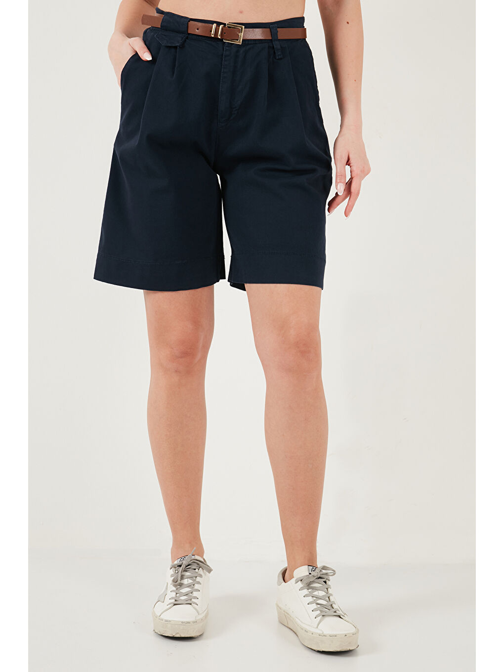 Lacivert Pamuklu Loose Fit Pileli Kemerli Bermuda Şort 668YP5439-4