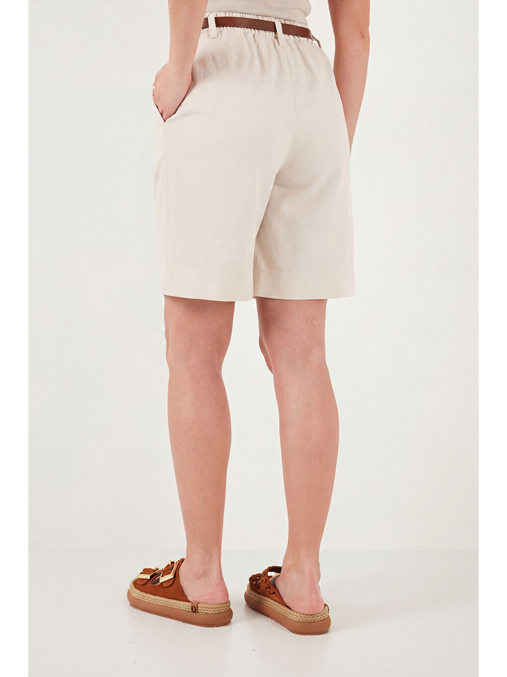 Bej Pamuklu Loose Fit Pileli Kemerli Bermuda Şort 668YP5439-6