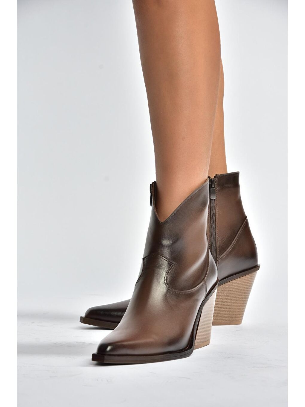 Kahverengi Kadın Bot V654081903-2