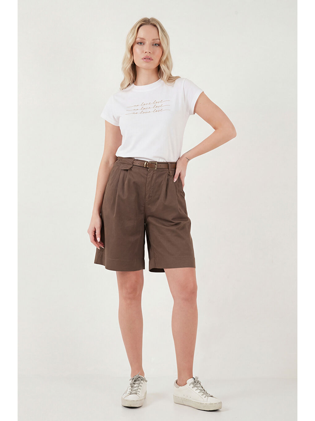 Kahverengi Pamuklu Loose Fit Pileli Kemerli Bermuda Şort 668YP5439-1