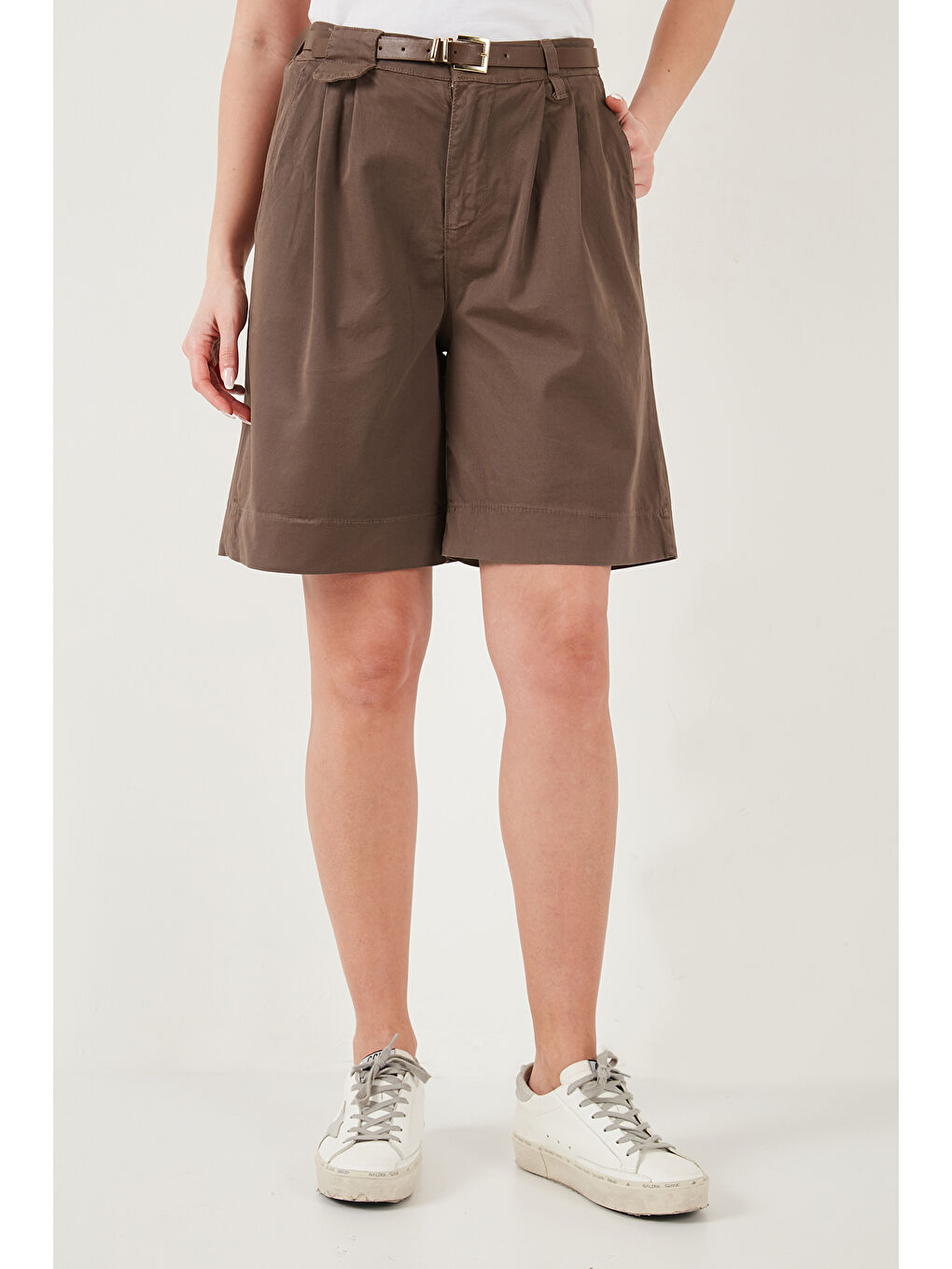 Kahverengi Pamuklu Loose Fit Pileli Kemerli Bermuda Şort 668YP5439-2