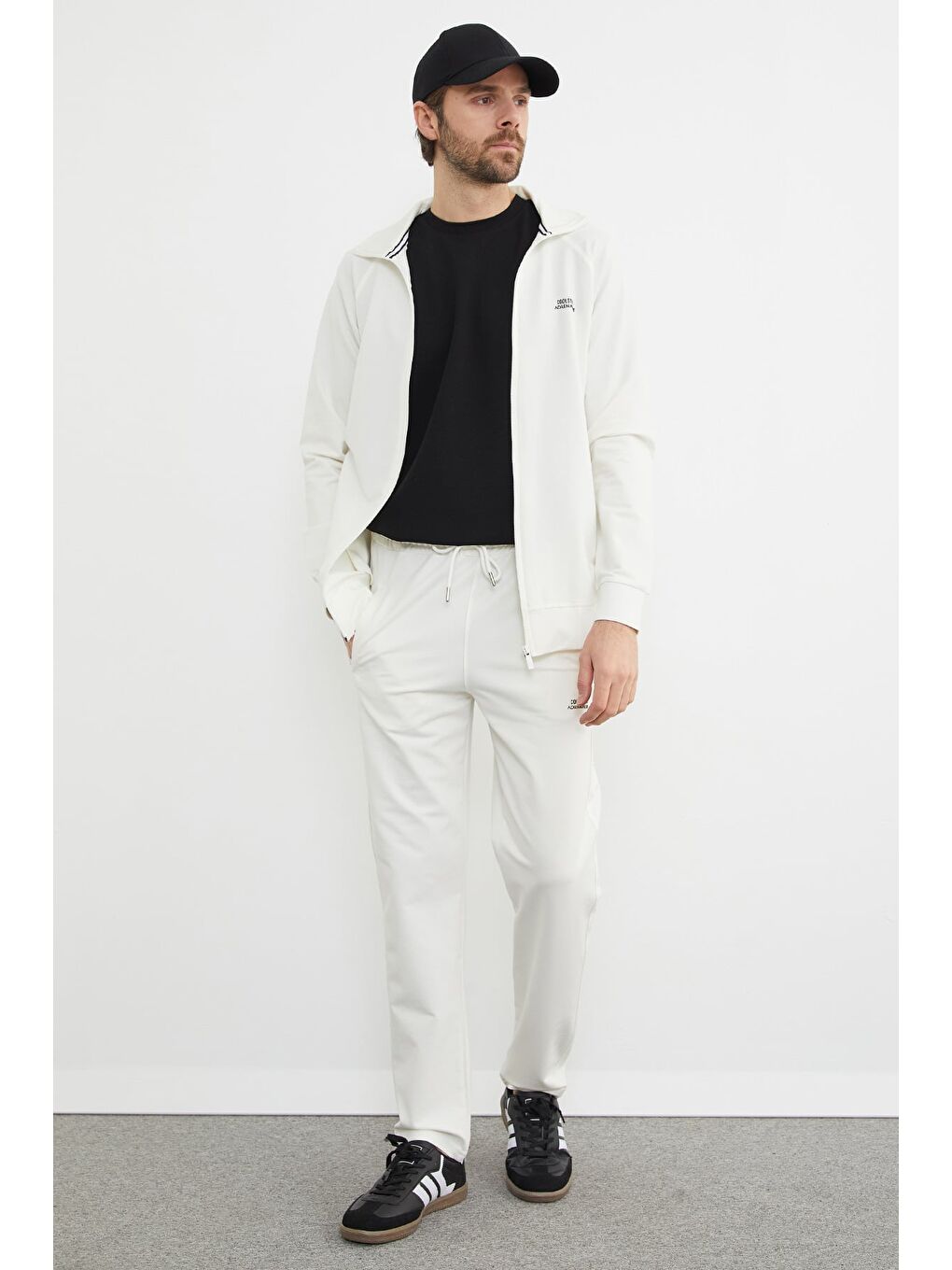 Beyaz Yazı Kabartmalı Fermuarlı Eşofman Takımı