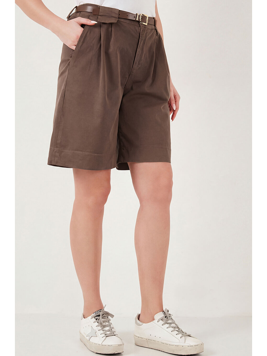 Kahverengi Pamuklu Loose Fit Pileli Kemerli Bermuda Şort 668YP5439-4