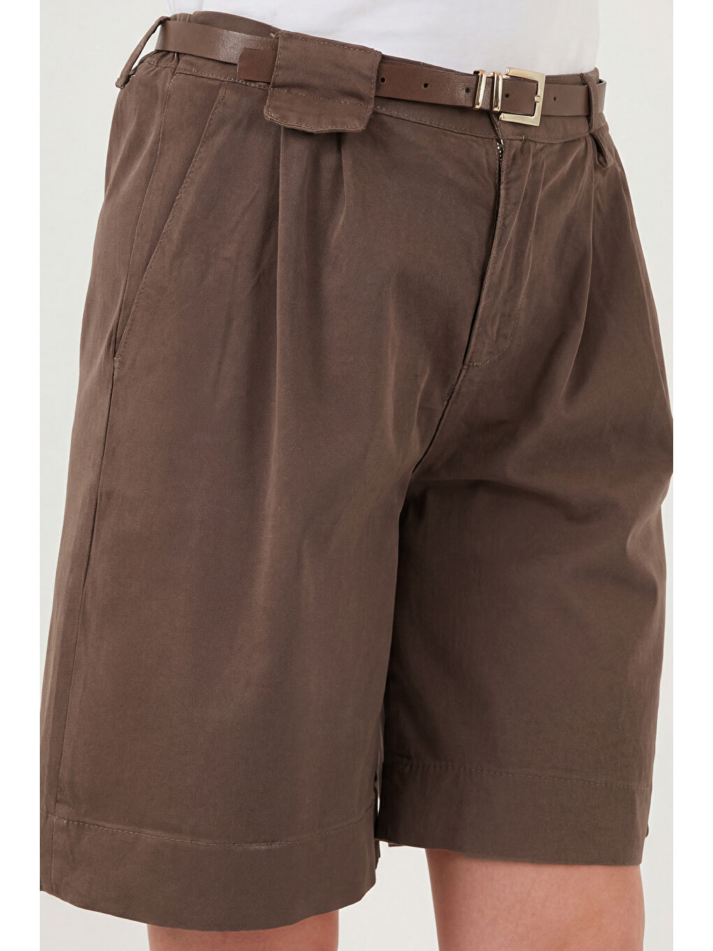 Kahverengi Pamuklu Loose Fit Pileli Kemerli Bermuda Şort 668YP5439-5