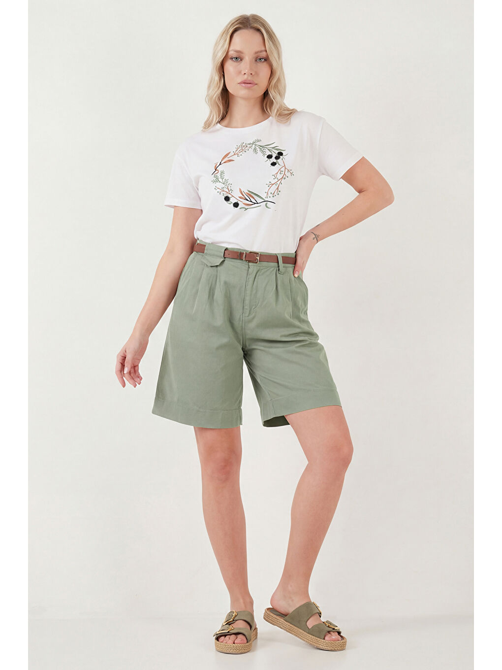 Haki Pamuklu Loose Fit Pileli Kemerli Bermuda Şort 668YP5439-1