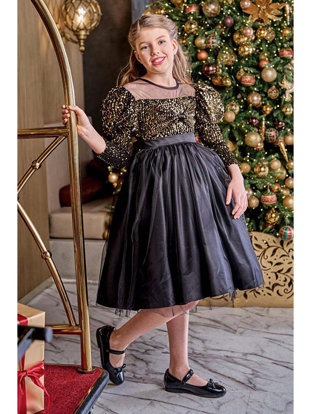 Kız Çocuk Kayık Yaka Şeffaf Tül ve Göğsü Kadife Pul Detaylı Eteği Kabarık Balon Kol Siyah Abiye-1