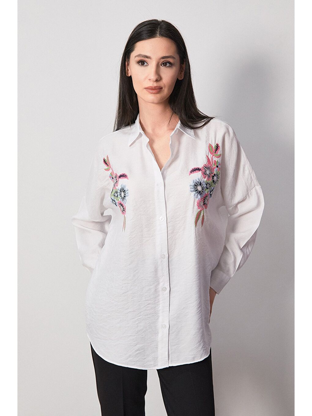 Beyaz Çiçek Nakışlı Pul Payetli Gömlek