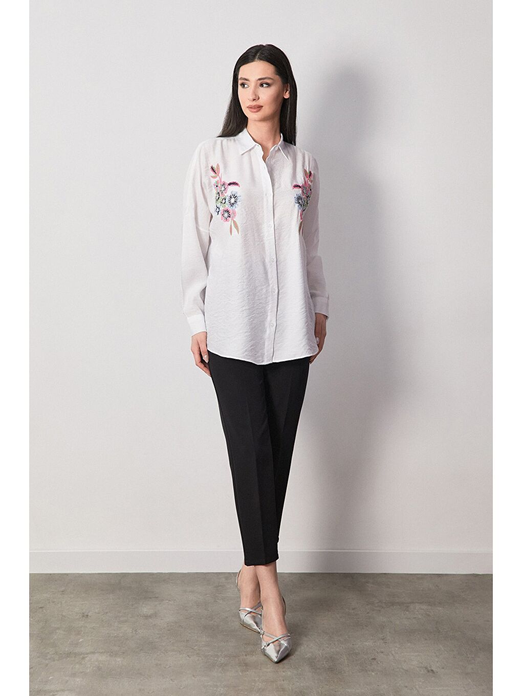 Beyaz Çiçek Nakışlı Pul Payetli Gömlek-1