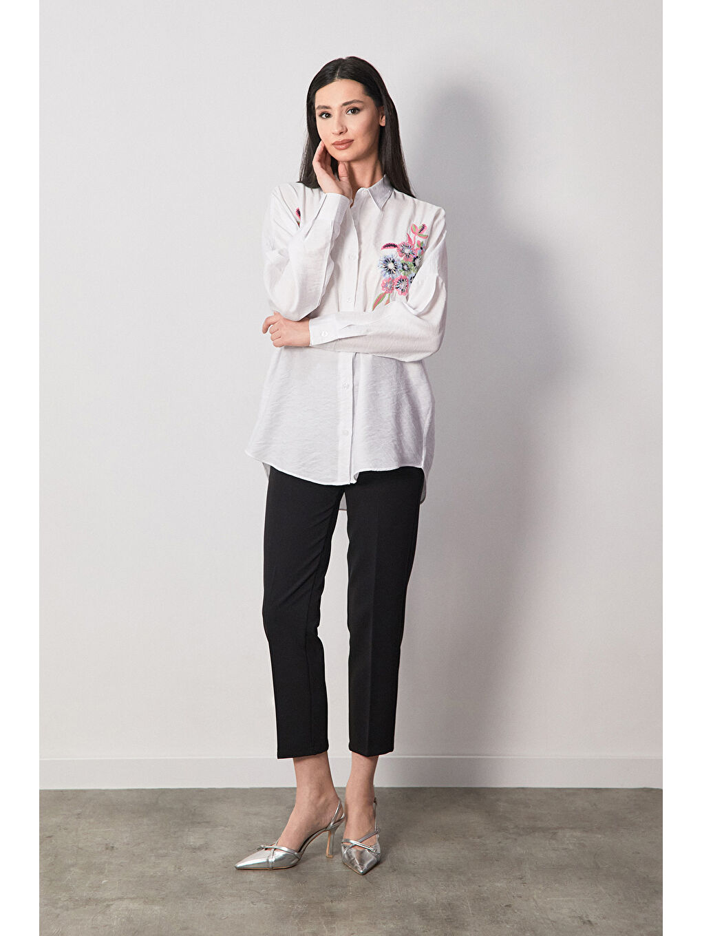 Beyaz Çiçek Nakışlı Pul Payetli Gömlek-2