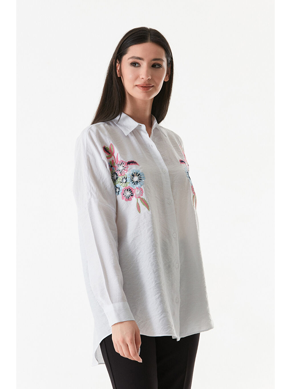 Beyaz Çiçek Nakışlı Pul Payetli Gömlek-4
