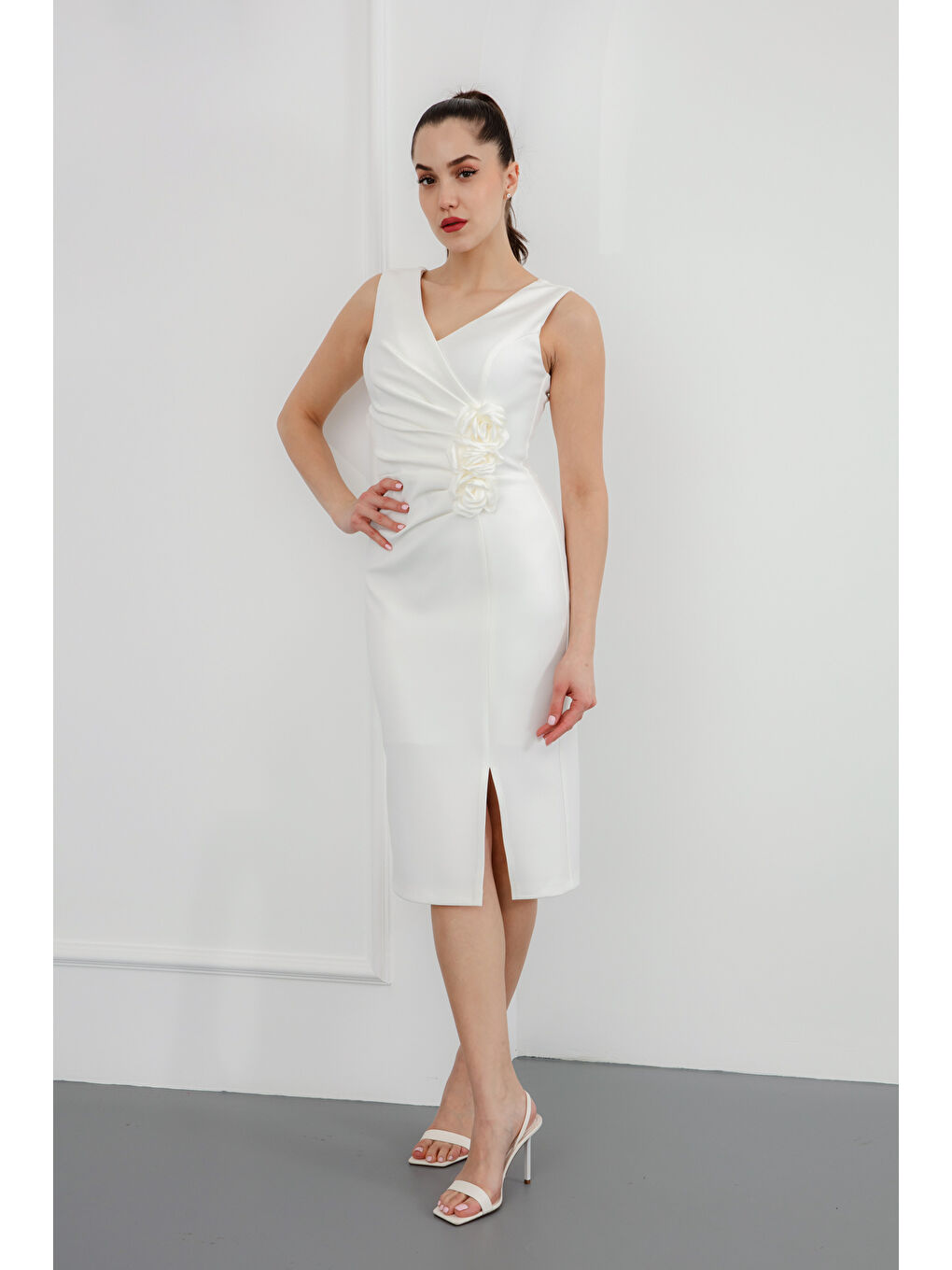 Kadın Beyaz Çiçek Detaylı Söz Nişan Nikah Abiye Elbise