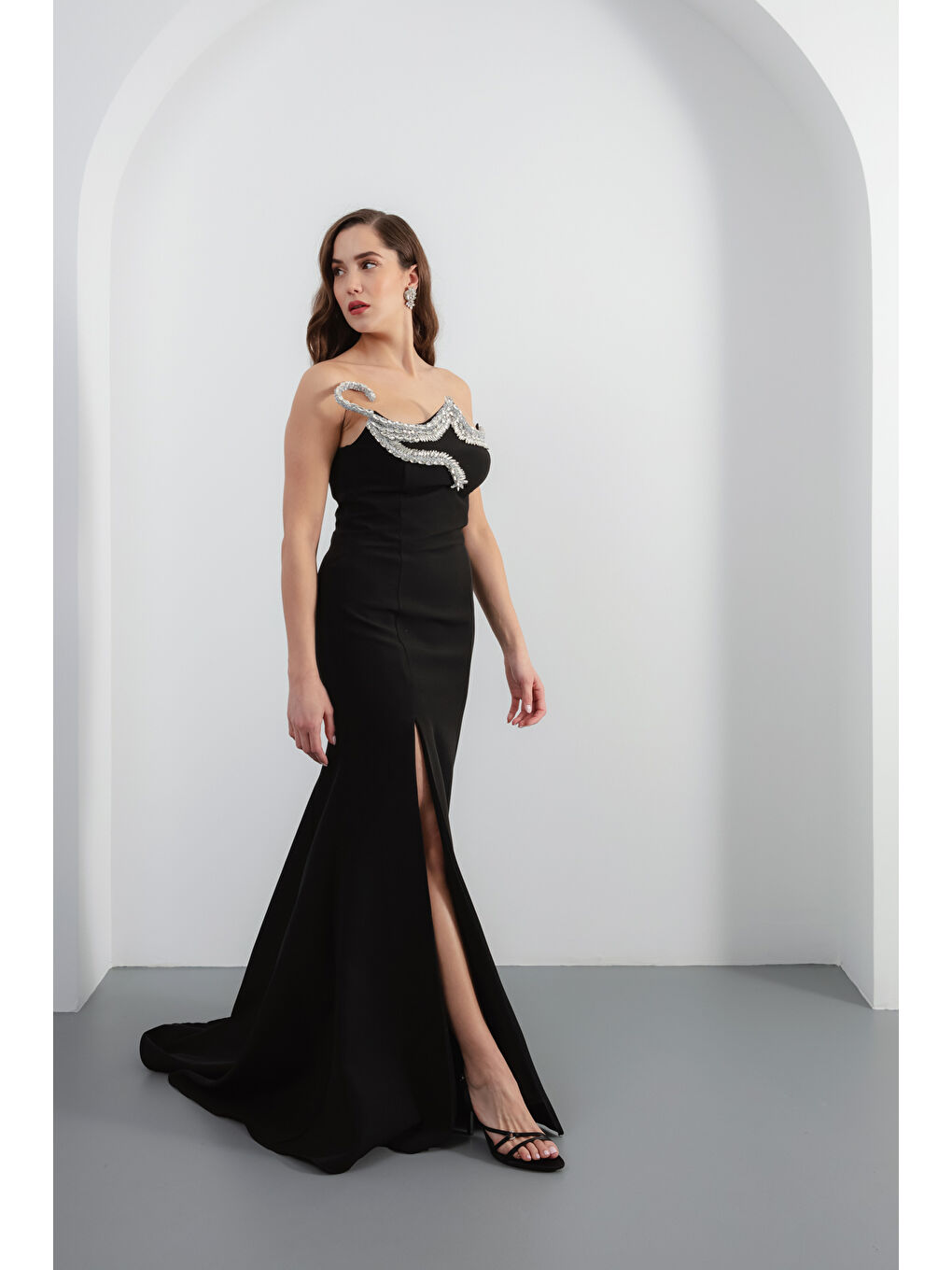 Kadın Siyah Taşlı Yırtmaçlı Uzun Abiye Elbise-1