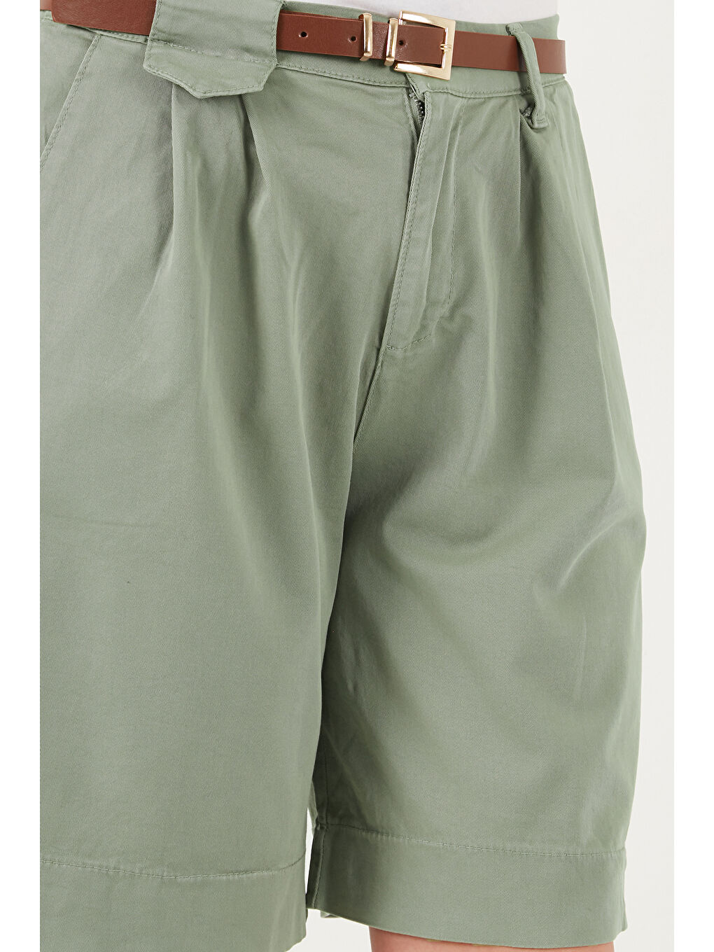 Haki Pamuklu Loose Fit Pileli Kemerli Bermuda Şort 668YP5439-5
