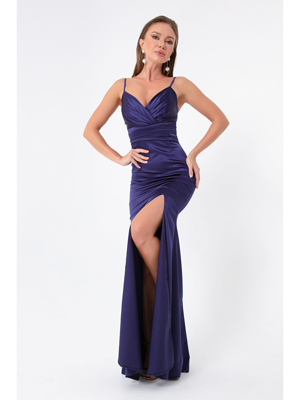 Kadın Lacivert Askılı Yırtmaçlı Uzun Saten Abiye & Mezuniyet Elbisesi