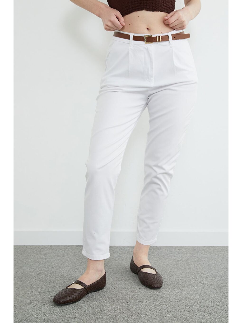 Beyaz Kemerli Cepli Gabardin Pantolon-1