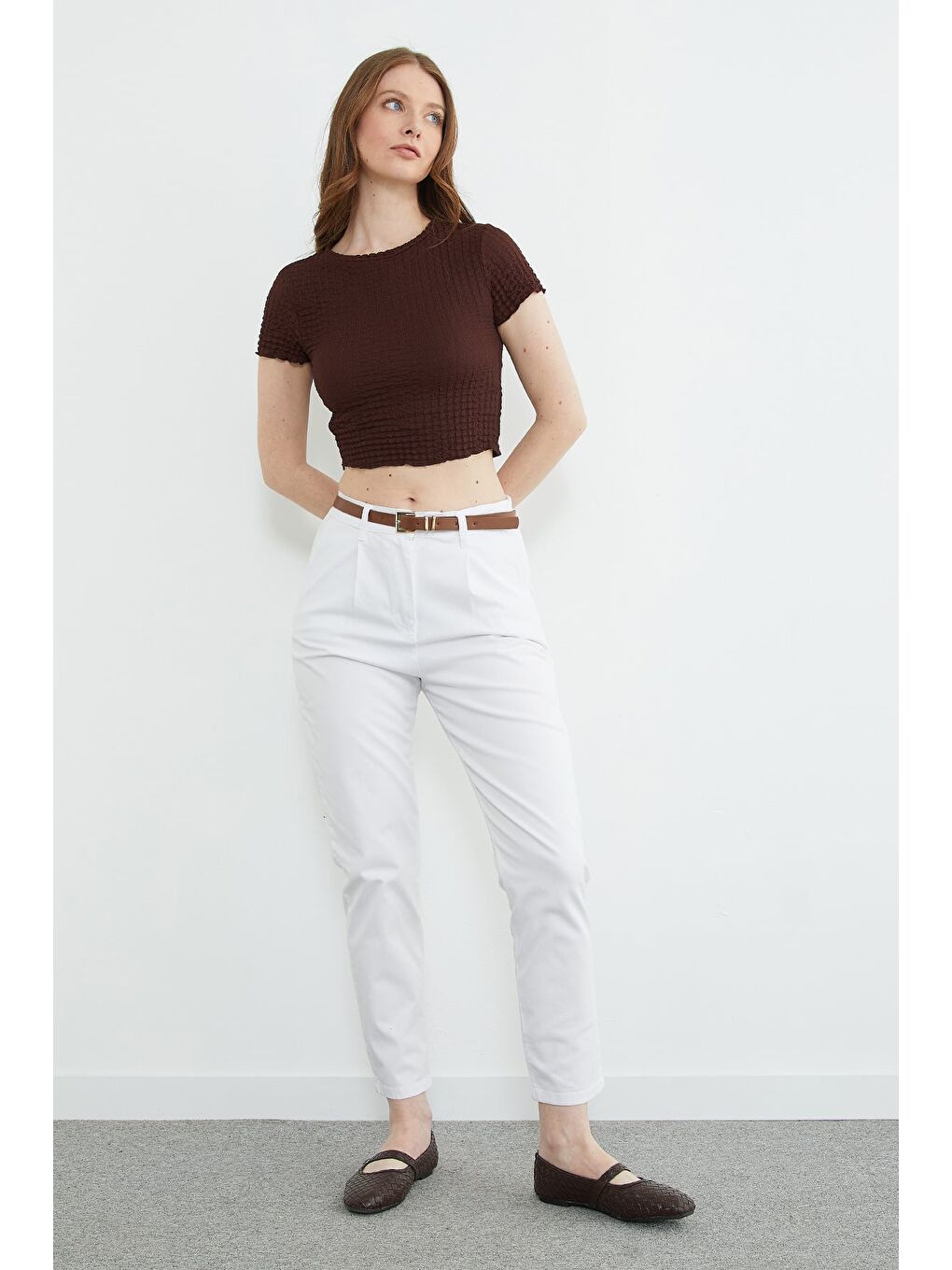Beyaz Kemerli Cepli Gabardin Pantolon-4