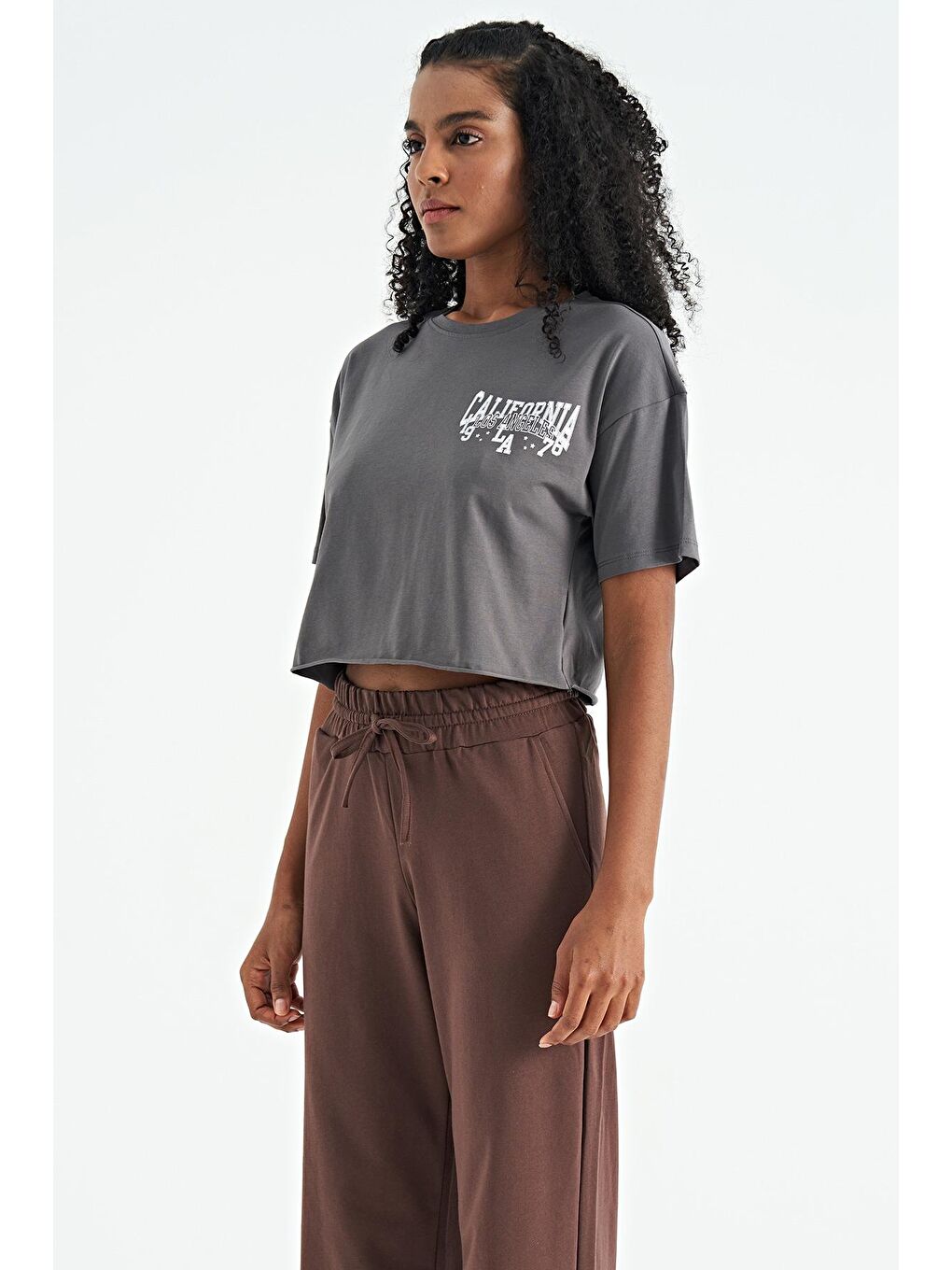 Veryperi Koyu Gri Baskılı Düşük Kol Detaylı Oversize Kadın Crop T-Shirt - 02179 - 3