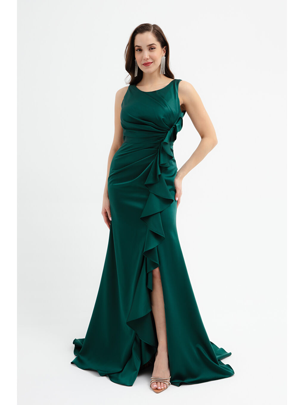 Kadın Zümrüt Yeşili Fırfırlı Yırtmaçlı Uzun Saten Abiye Elbise