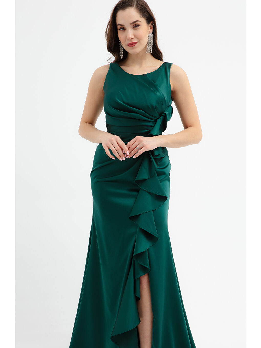 Kadın Zümrüt Yeşili Fırfırlı Yırtmaçlı Uzun Saten Abiye Elbise-1
