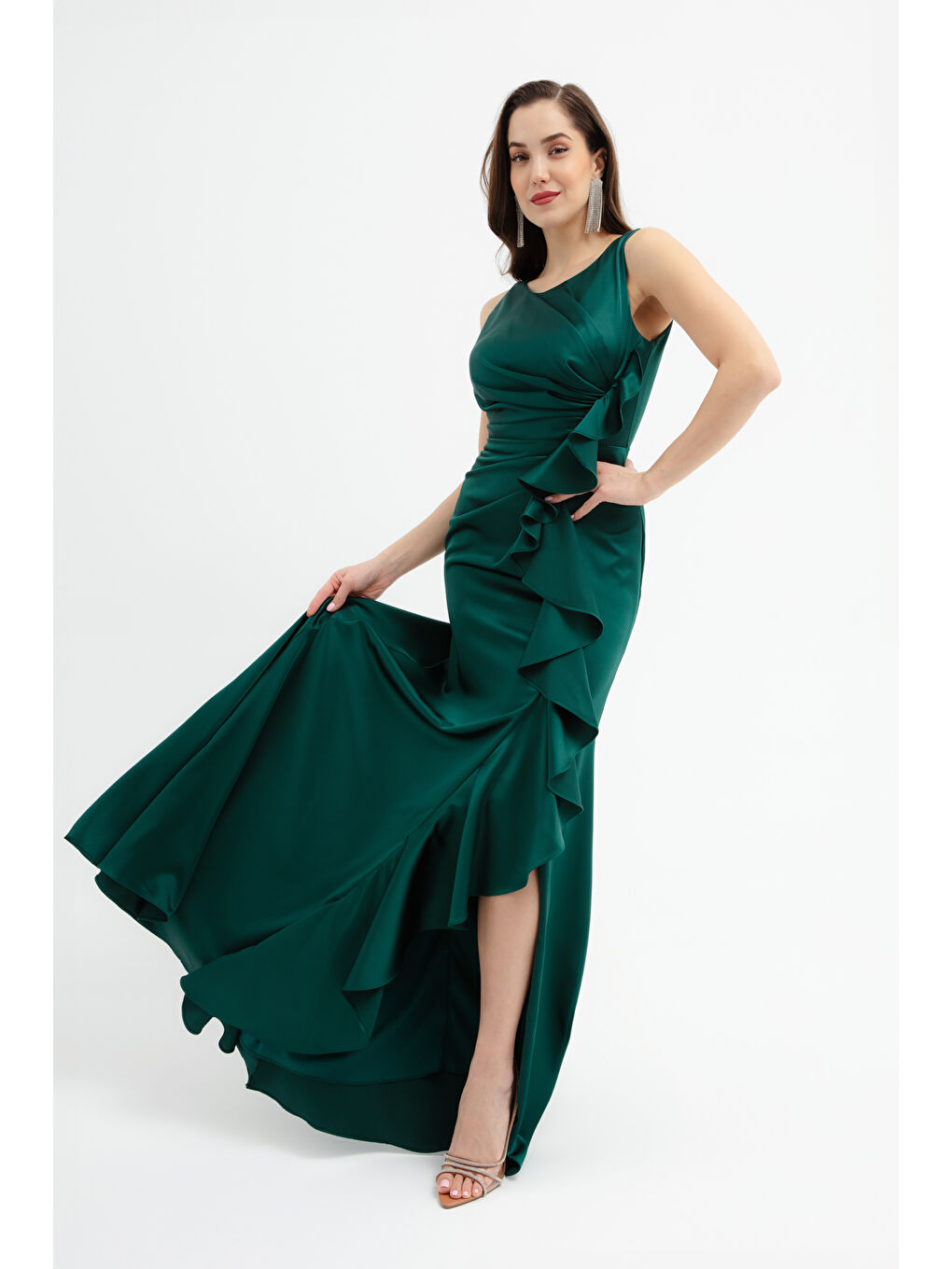 Kadın Zümrüt Yeşili Fırfırlı Yırtmaçlı Uzun Saten Abiye Elbise-2