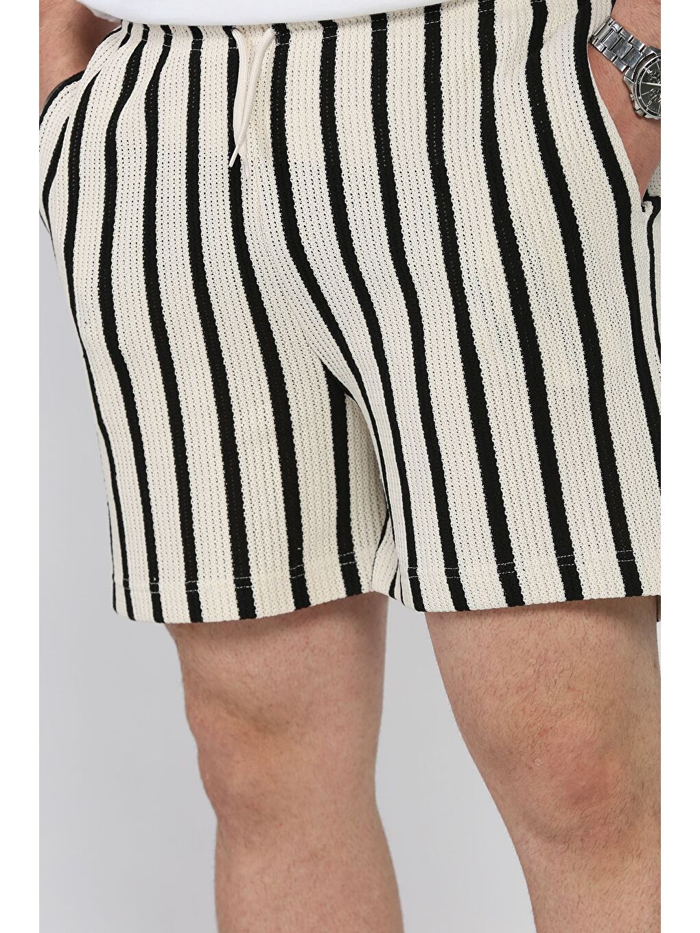 Ekru Bel Bağcıklı Çizgi Desenli Erkek Şort-3