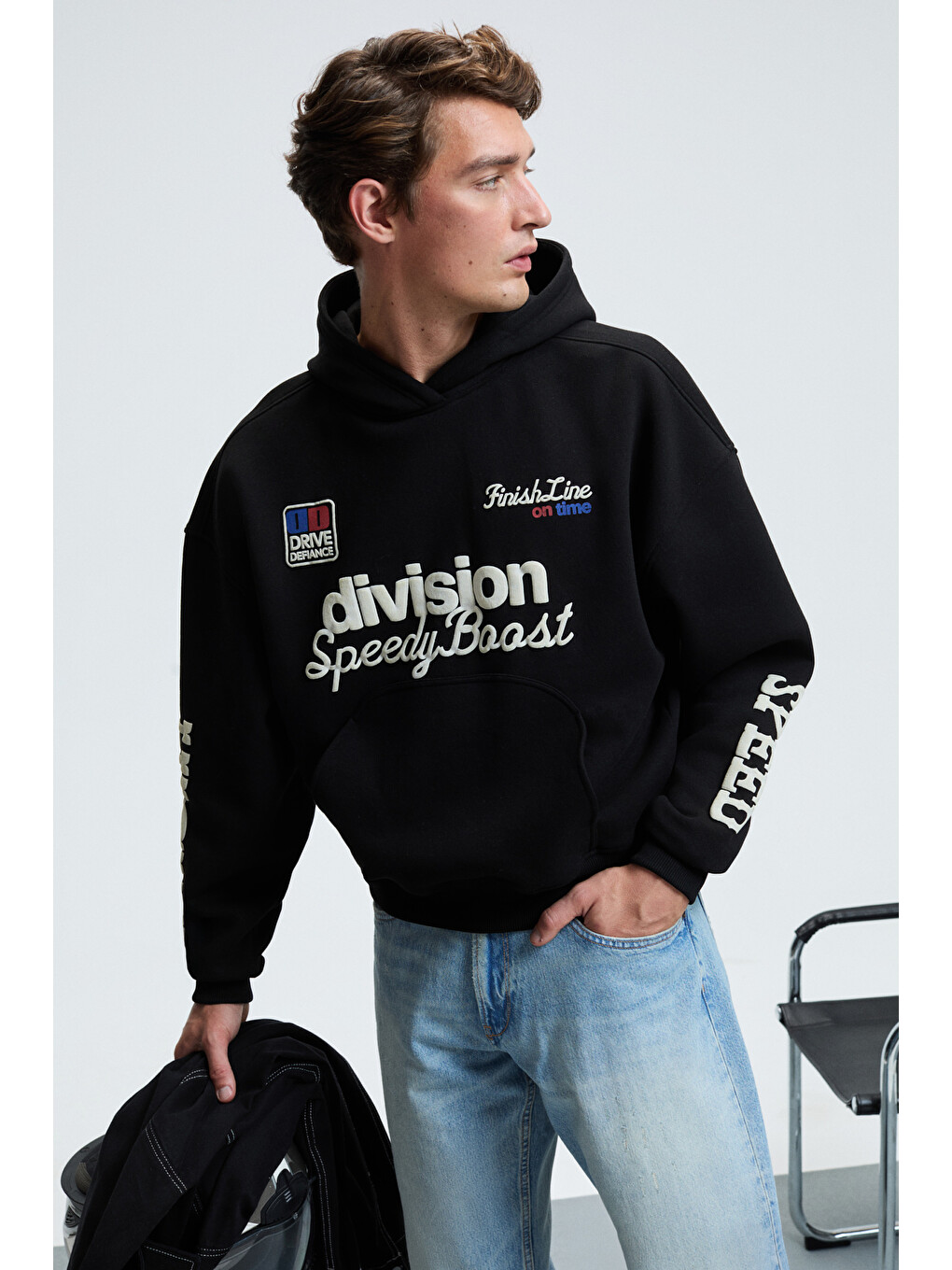 Erkek Kapüşonlu Kanguru Cepli Kolları Ve Sırtı Baskılı Relaxed Fit Siyah Sweatshirt-4