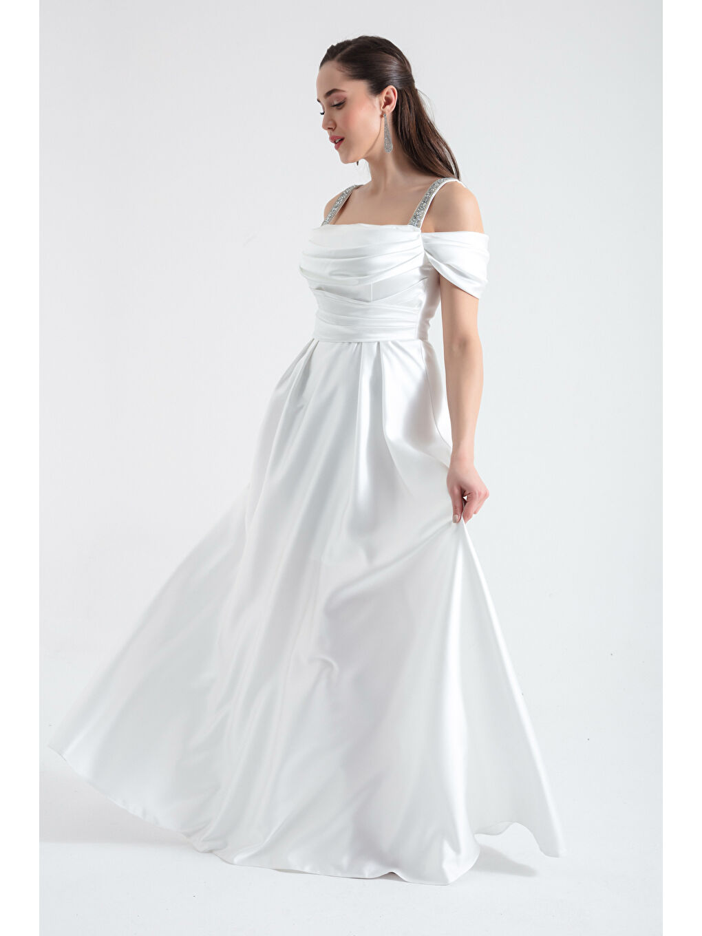 Kadın Beyaz Taş Askılı Drapeli Uzun Saten Abiye Elbise