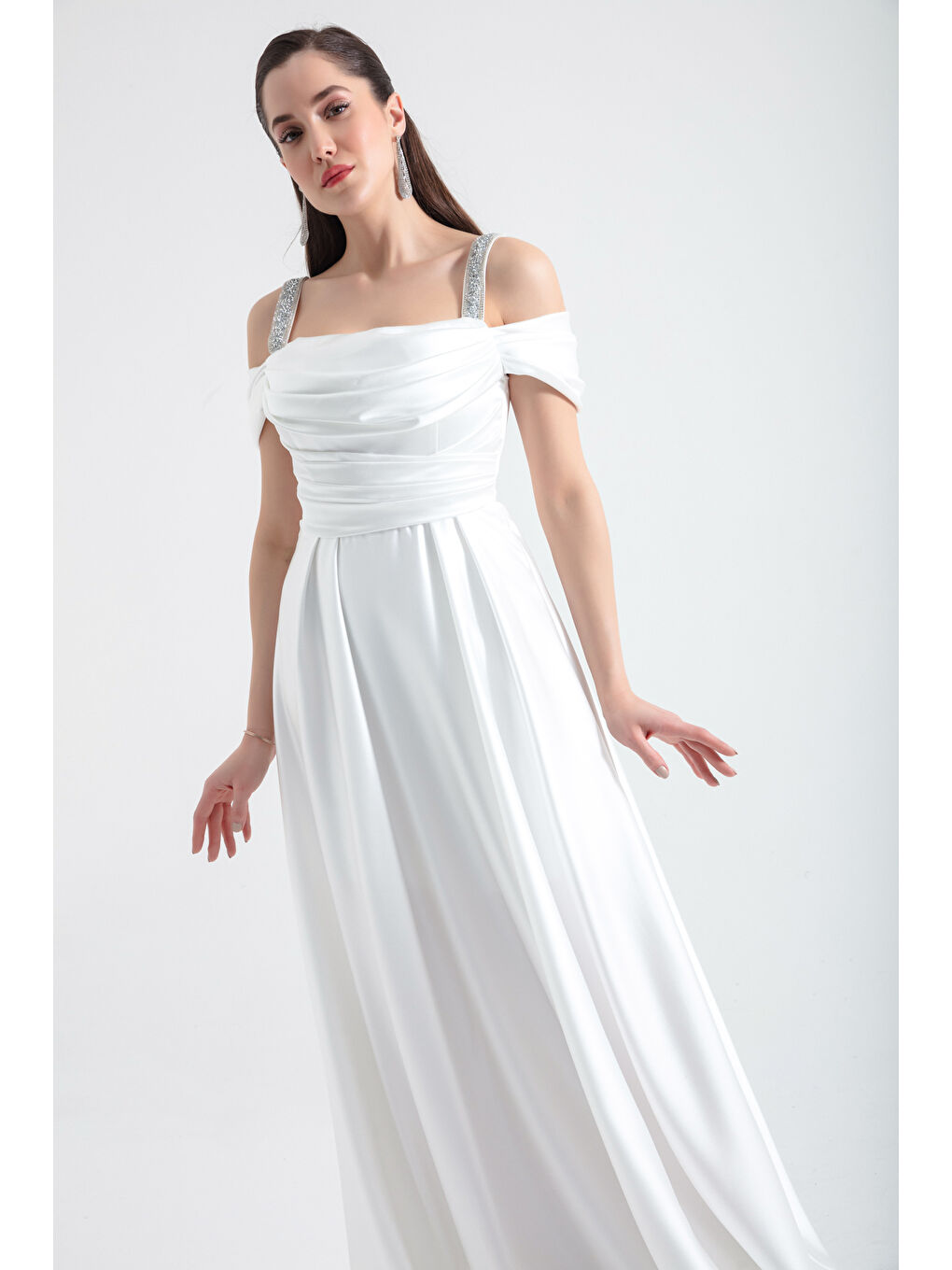 Kadın Beyaz Taş Askılı Drapeli Uzun Saten Abiye Elbise-1