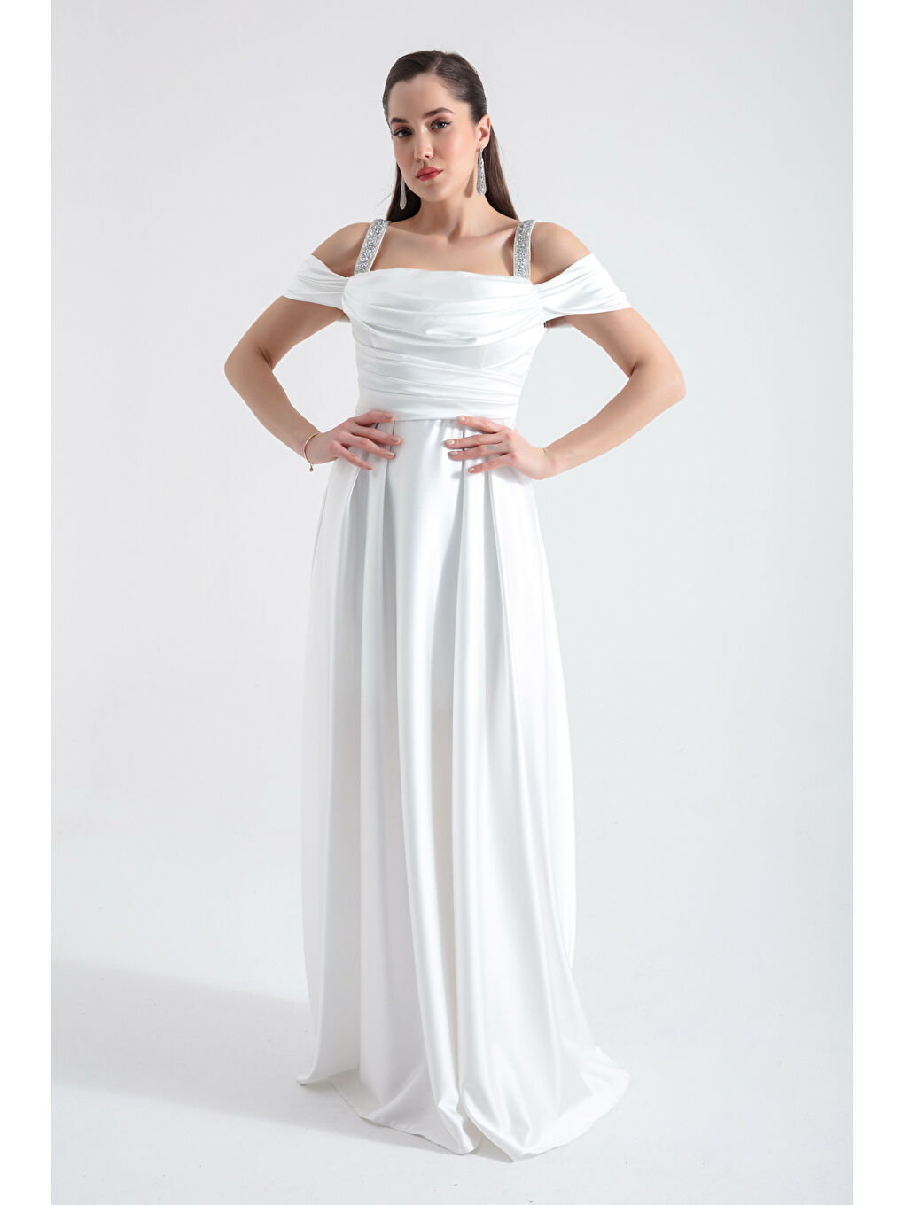 Kadın Beyaz Taş Askılı Drapeli Uzun Saten Abiye Elbise-2
