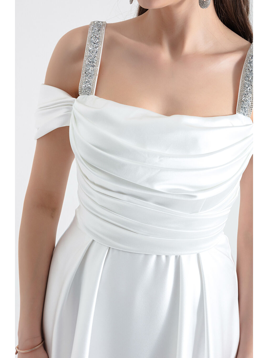 Kadın Beyaz Taş Askılı Drapeli Uzun Saten Abiye Elbise-3