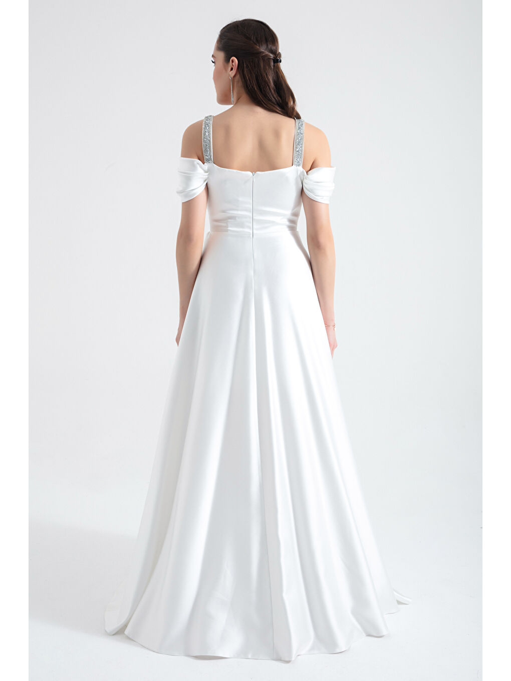Kadın Beyaz Taş Askılı Drapeli Uzun Saten Abiye Elbise-4