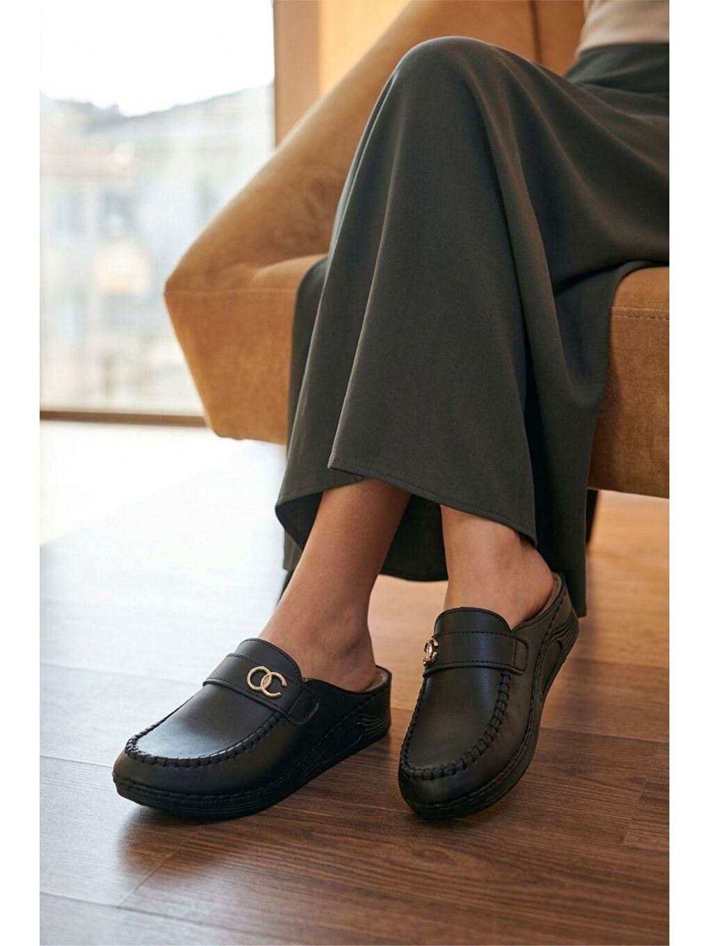 Siyah Sera 1501 Tokalı Ortopedik Yumuşak Hafif Taban Önü Kapalı Günlük Anne Kadın Terlik