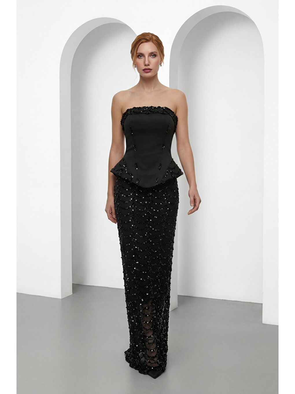 Kadın Siyah Dar Kalıp Straplez Yaka Payetli Uzun Abiye Elbise-1