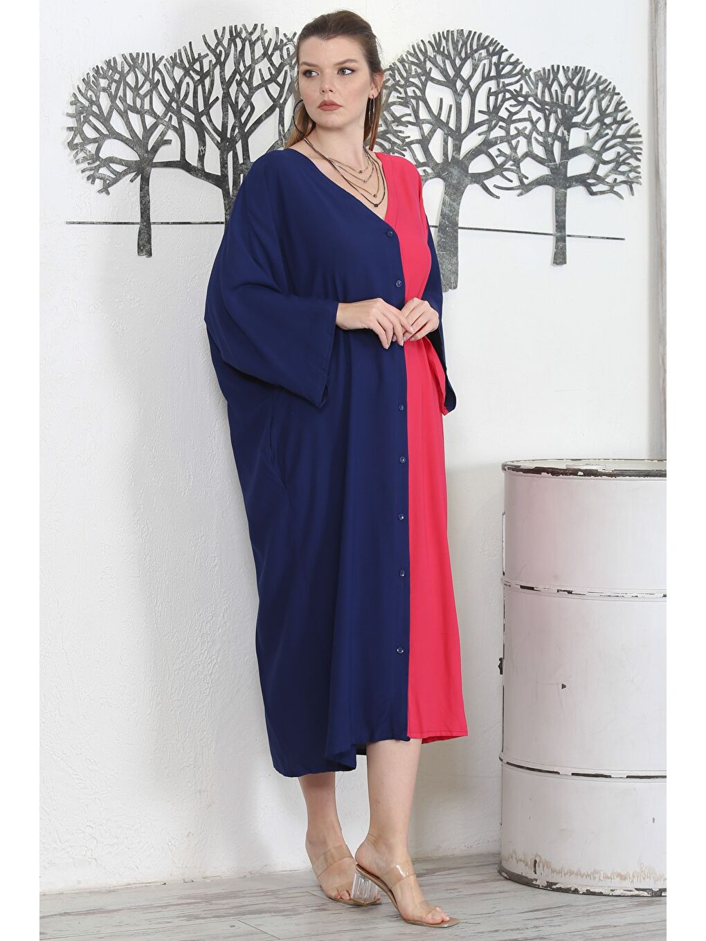 Siyah Fuşya-Lacivert V Yaka 3/4 Kol Düğmeli Gizli Cepli Nakışlı Casual Oversize Dokuma Elbise-3