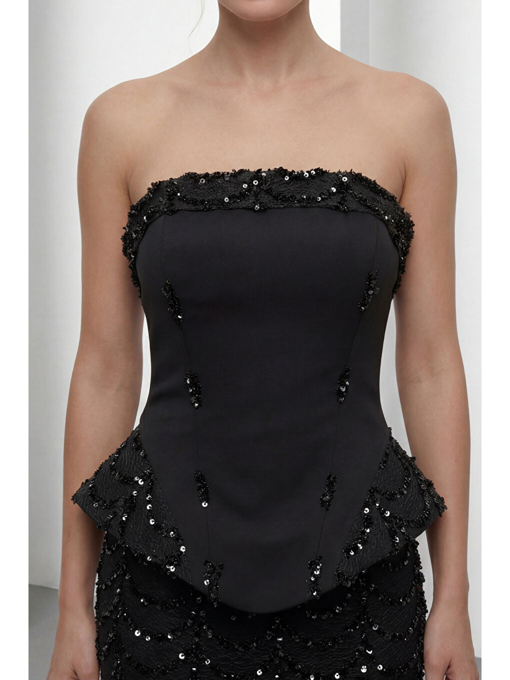 Kadın Siyah Dar Kalıp Straplez Yaka Payetli Uzun Abiye Elbise-2