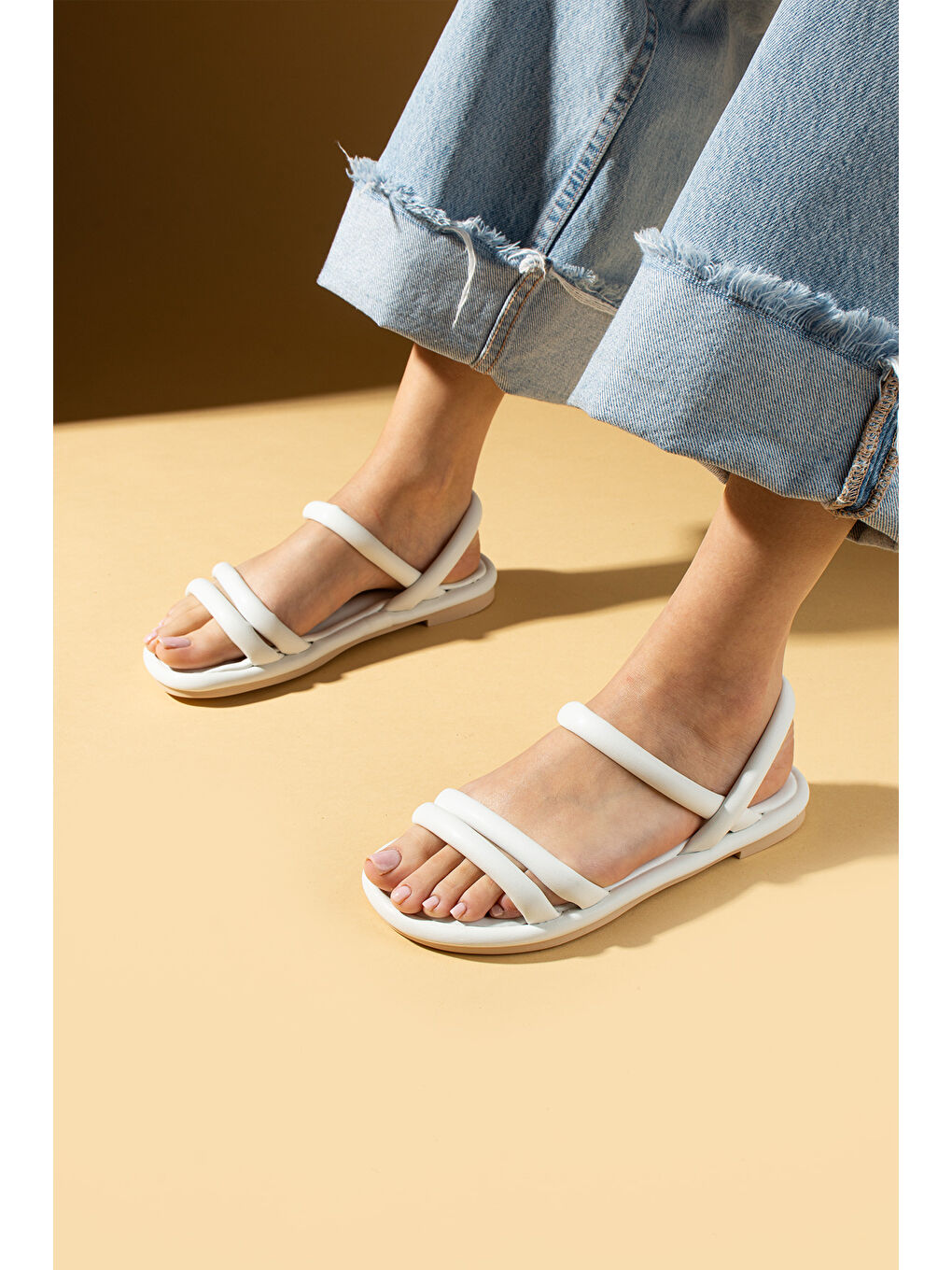 Beyaz Esnek Bantlı Rahat Taban Kadın Sandalet 59-173-25